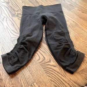 Lululemon Size 2 grey cropped leggings